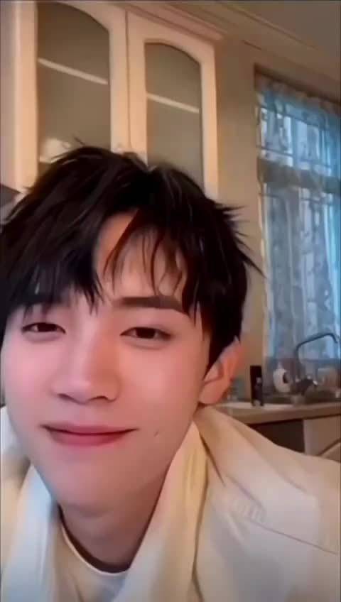 周翊然晒单挑眉帅照，粉丝直呼心动