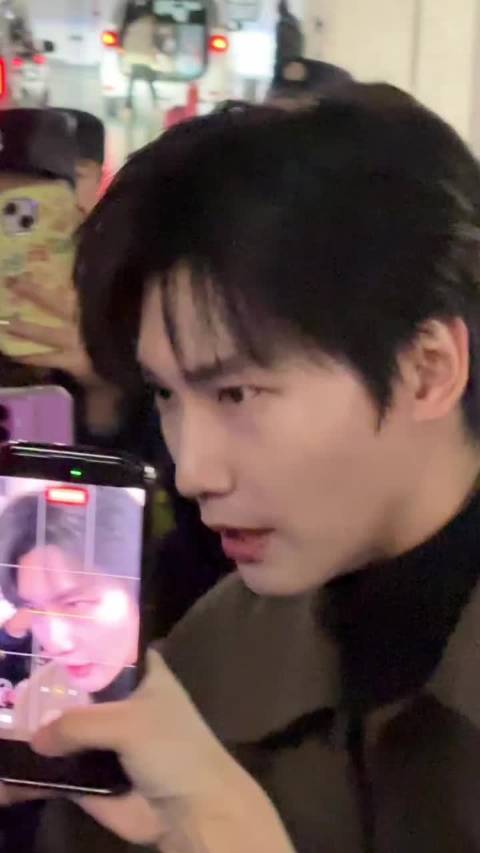 邢昭林机场情绪失控后道歉，呼吁接机注意安全