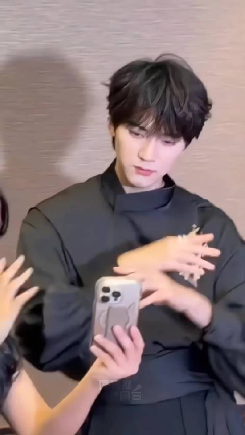 周翊然金芒缀指尖清眸漾浅光