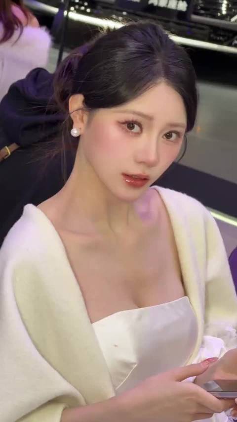 车展上一股酸味，怎么回事呢