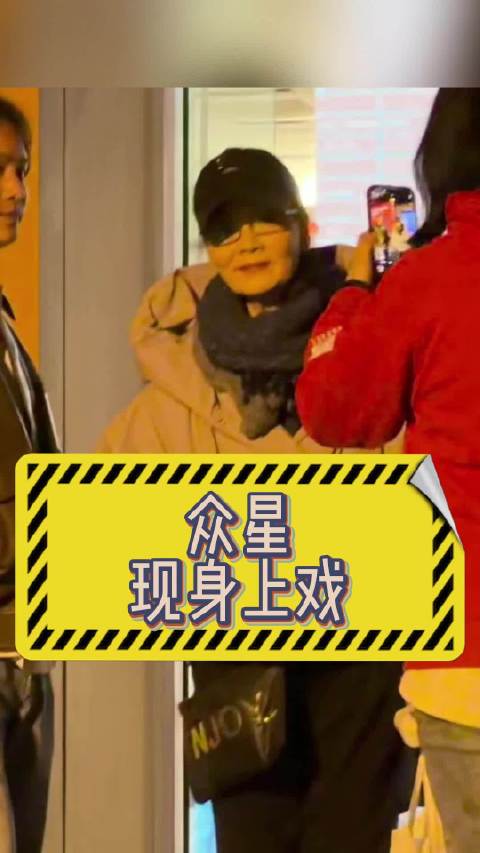 参加上戏校庆后出门，随后在门口跟粉丝合影，最后独自出门，很快就步行离开了