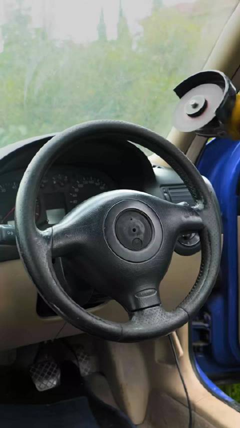 舍弃圆形方向盘，改造成帅气的跑车
