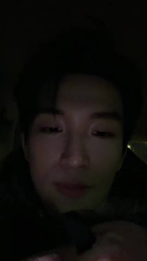 探讨时间流逝，渴望快乐时光延续，并与网友进行趣味互动