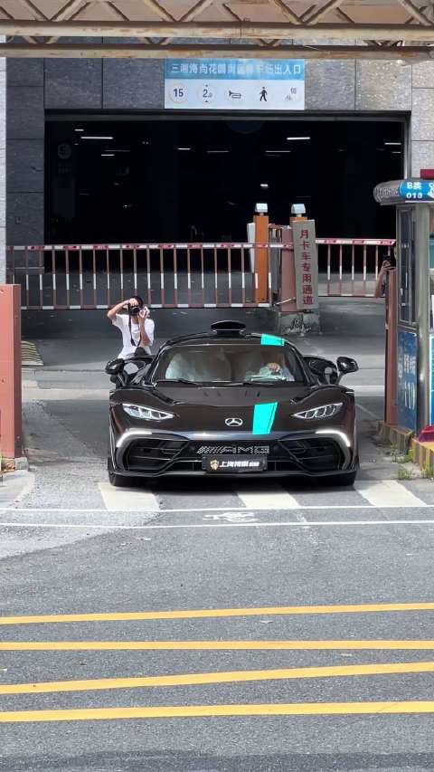 深圳湾惊现合法上路的F1梅赛德斯奔驰AMG_ONE，真的是太帅了！