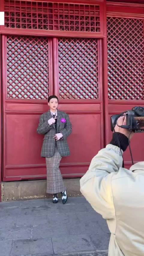 孙怡穿海浪比基尼展夏日浪漫，颜值实力双在线