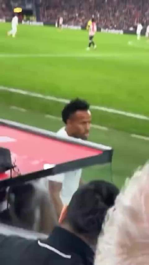 近水楼台先得月！姆巴佩下场后将落场版球衣送给替补席旁边的球迷
