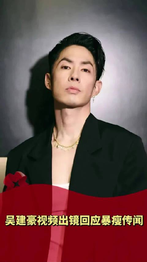 发视频对着镜头展示全脸