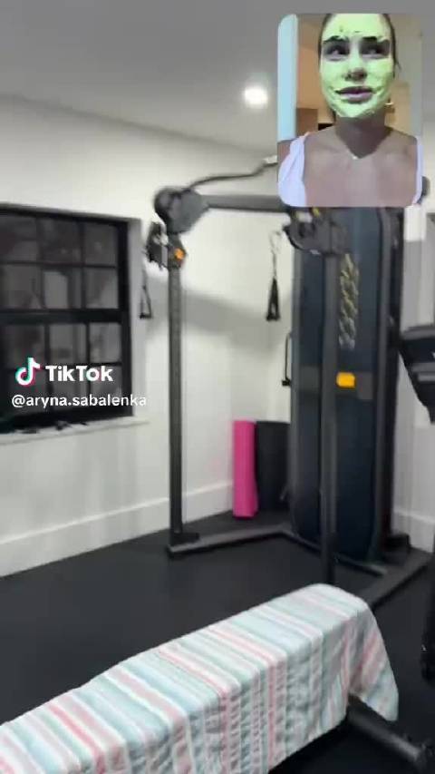 萨巴伦卡在健身房当 欢乐喜剧人 她男友的身材练得很strong哈