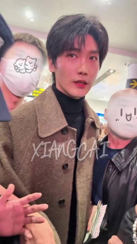 这个场面好压抑啊！爱也要有限度啊！还给邢昭林挤摔倒了，希望没有受伤