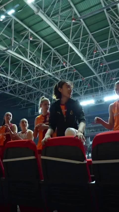 王媛媛和加拉球迷互动—-队友挺暖