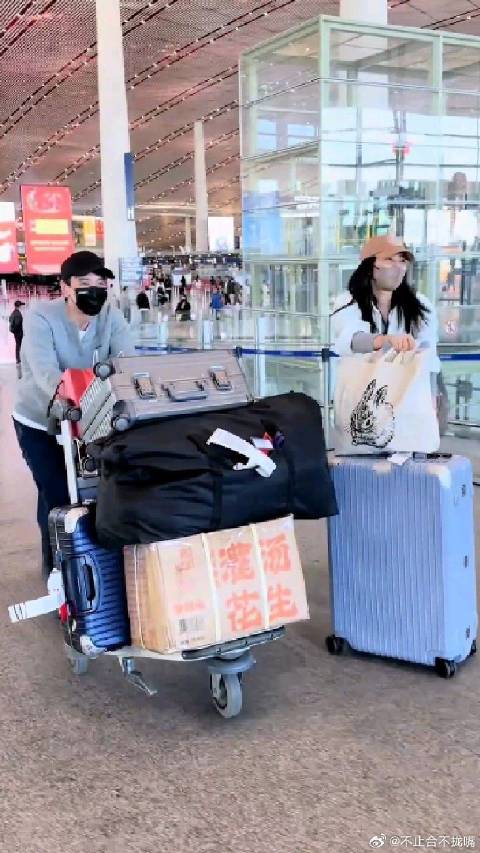 高圆圆、赵又廷一同现身机场，好恩爱又低调的一对啊！