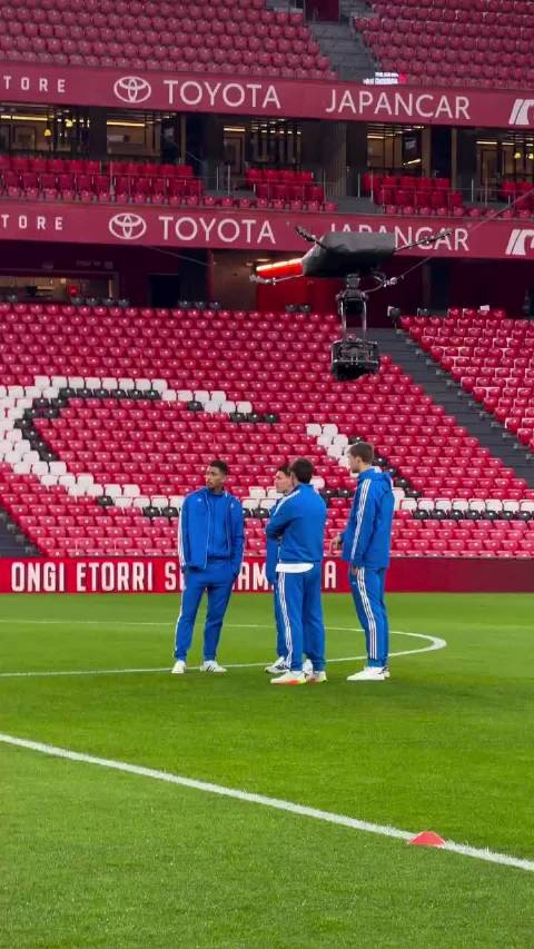 给好朋友们讲自己在这里打进皇马正式比赛首球的事