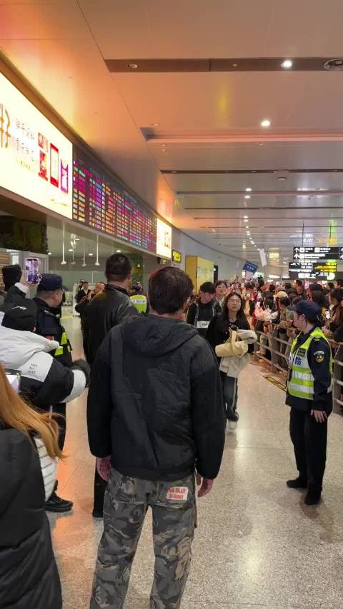 李宇春重庆到达，接机粉丝好热情啊！期待李宇春的重庆演唱会