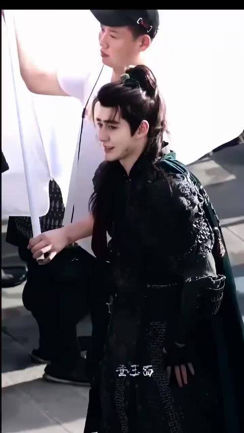 邓为携殷戈止亮相微博跨年狂欢节