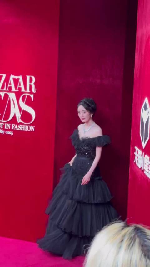 惠英红杨幂同款时尚芭莎镜头签，幂幂又美又瘦～又礼貌