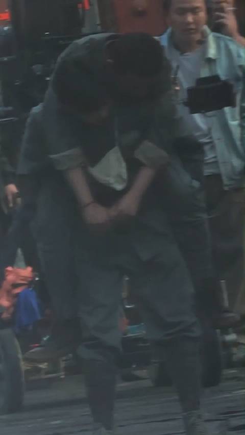 胡先煦军装背潘粤明拍摄《寻找李顺章》