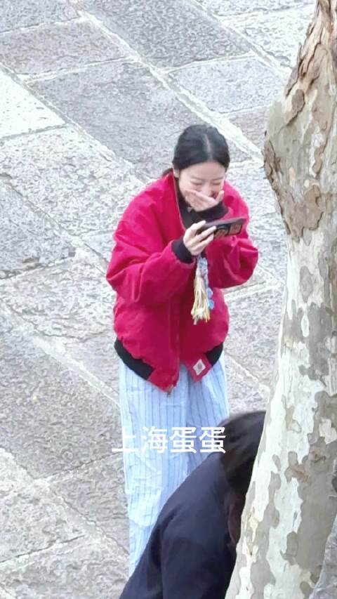 周雨彤看到什么了 笑成这样 这么开心快来告诉我一下