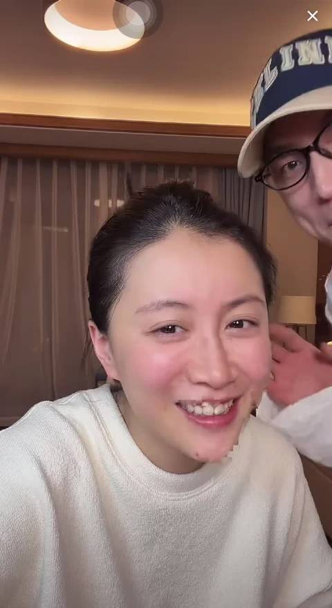 李嘉格和男友直播同框，男友耳朵红了，姐姐自然地用手去摸，有点甜喏！