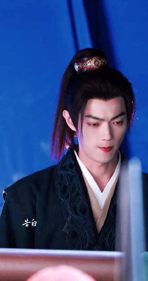 许凯骨相获赞，正侧脸帅气引期待