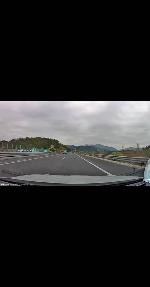 前车碰撞后车紧急避险，驾驶员反应迅速