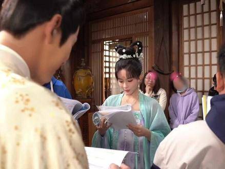 徐正溪孟子义片场互动甜蜜，花琉璃轶闻引关注