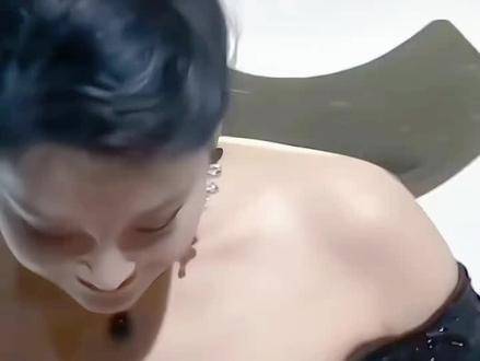 一把年纪的许晴，身段依旧曼妙，风韵不输当年，那份独特的妖娆依然令人倾心