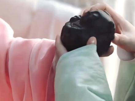 当大肚娃娃开启心扉，爱意悄然迎接晨曦微光