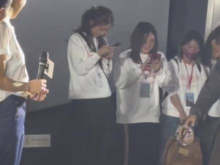 小狗菠菜亮相首映礼瞬间点燃全场热情，红姐与菠菜的互动甜到心坎里