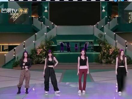 戚薇谢金燕蔡文静黛薇卡Mai默契完成《热恋情节》小考