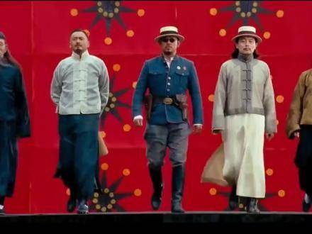 师爷沉默不语，却始终与县长并肩赴险！