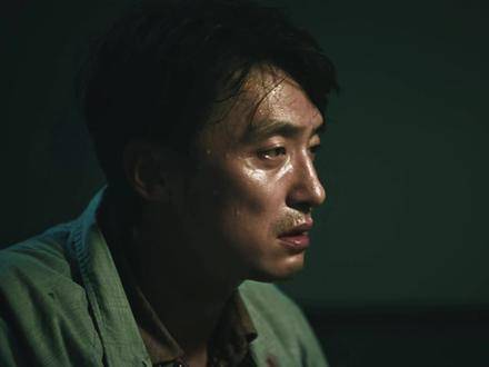 当象征正义之人被金钱俘获，他便与罪犯毫无分别