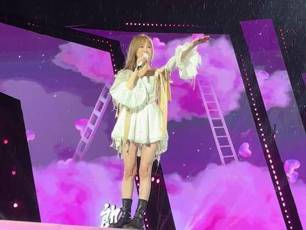 王心凌演唱会现场粉丝冒雨聆听,经典歌曲引发青春回忆
