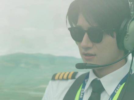 年下弟弟何西惊艳亮相，与玫瑰的CP感简直绝配 ·