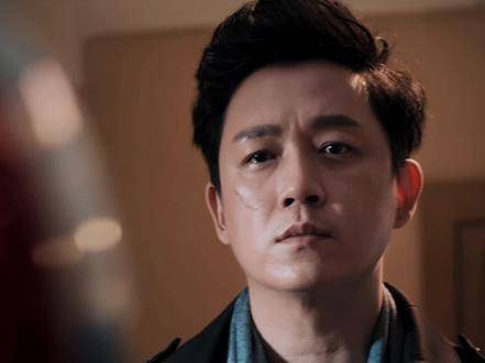 关宏峰，一位神情阴郁的警探，以冷峻面孔震慑罪恶