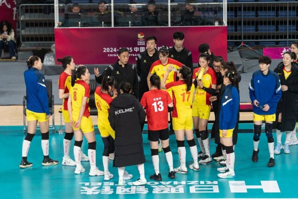 王梦洁领衔全华班 山东女排新赛季名单公布 李岩龙执教冲新高