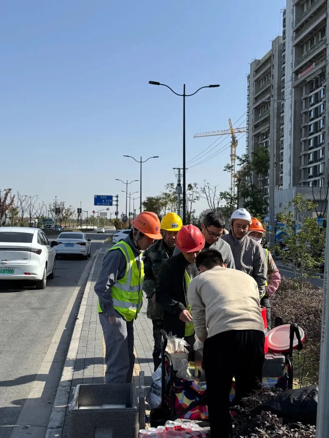 建筑工地的工人们在排队买小兵的盒饭。(图/作者摄)