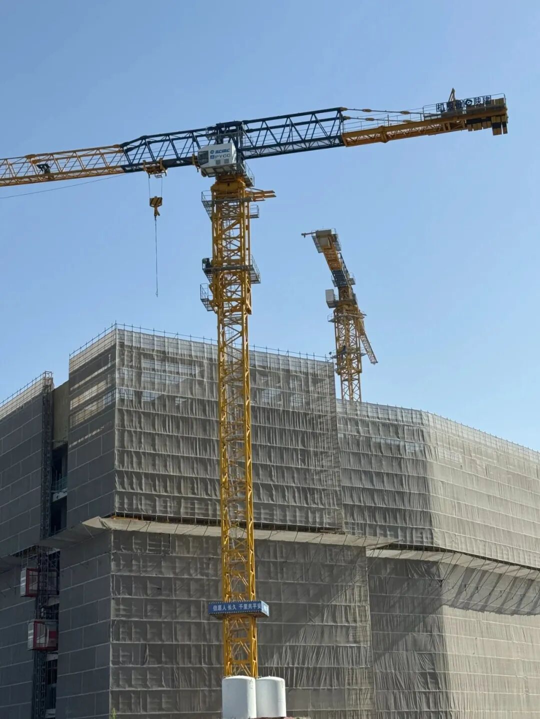 一路上都是正在建的或者新建的房子。(图/作者摄)