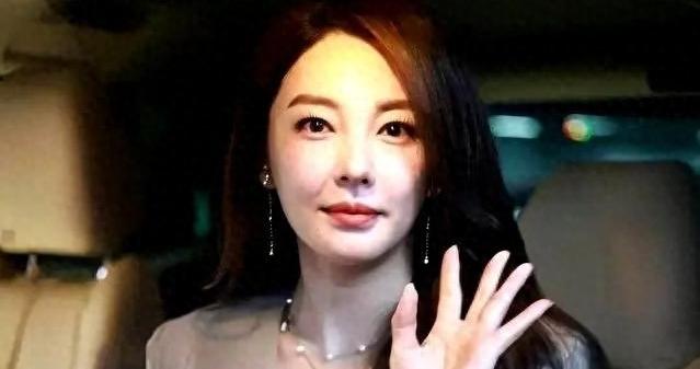 张雨绮穿丝袜跟别人不一样！搭配西装+短裤+大波浪卷发，太时髦