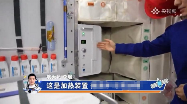航天员李聪介绍热风加热装置。以上图片来源于央视频