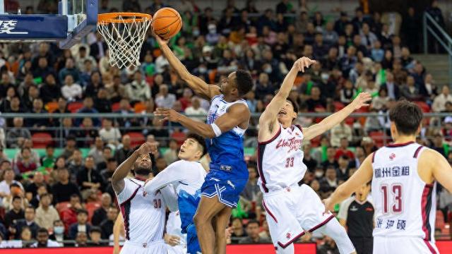 新赛季CBA俱乐部杯赛,新疆伊力特(蓝)78∶91不敌浙江稠州金租。钟雨云/摄
