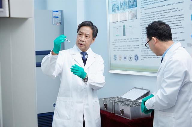 张和平教授（左）指导菌株入库编号。（受访者供图）