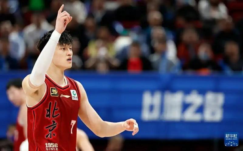 许利民：曾凡博新赛季去向未定，他在与俱乐部谈，过几天有消息