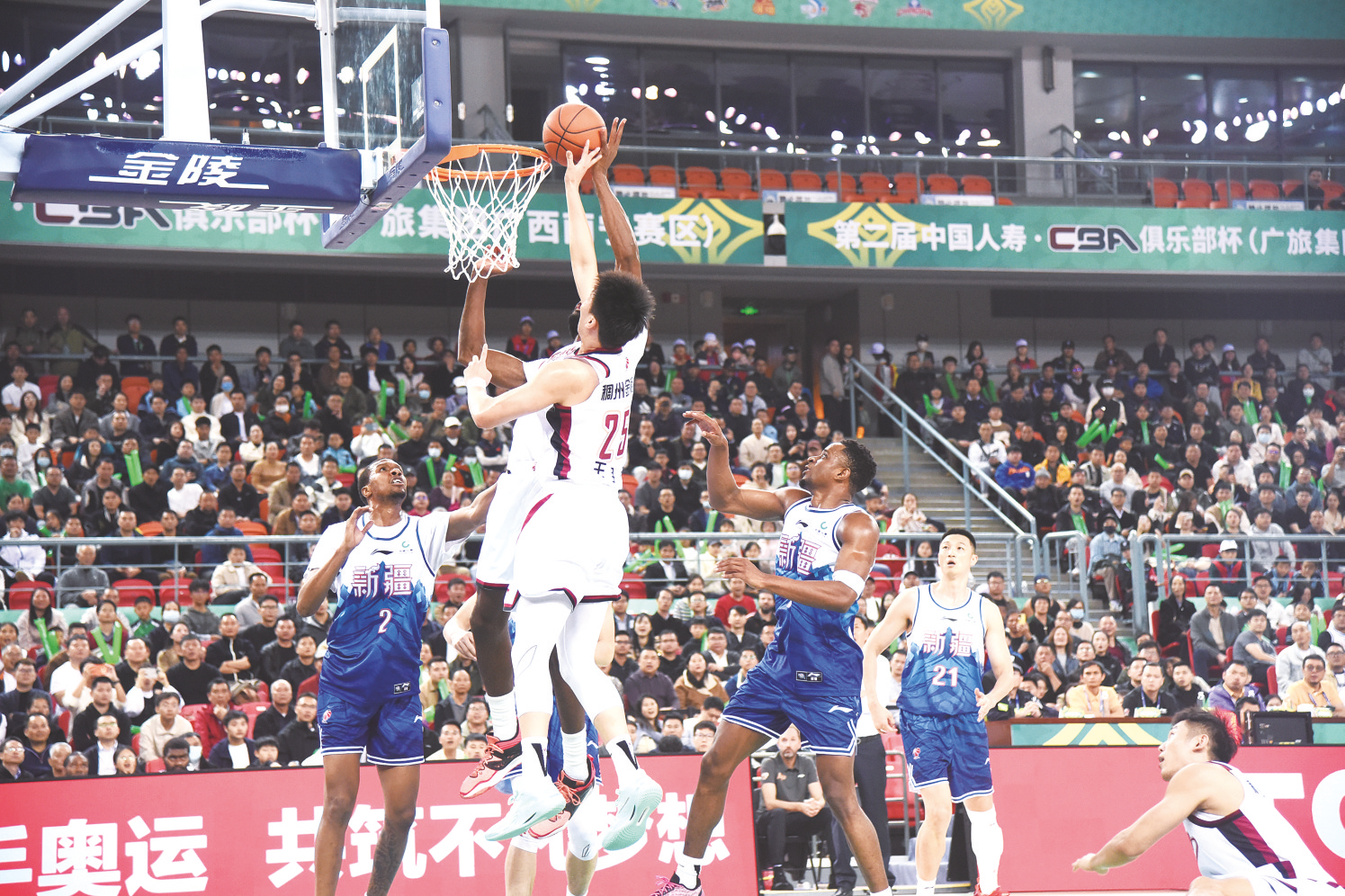     浙江稠州金租队球员在比赛中联手上篮。    本报记者林显威 摄