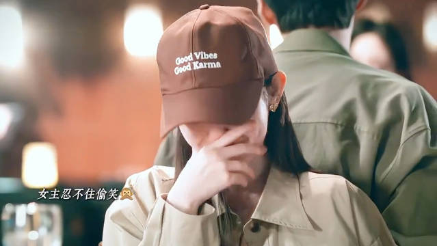 听到女配把她二姨介绍给男主，女主直接笑疯