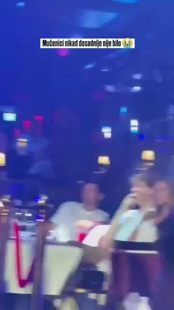 辛纳迪拜训练间隙与女友教练共进晚餐