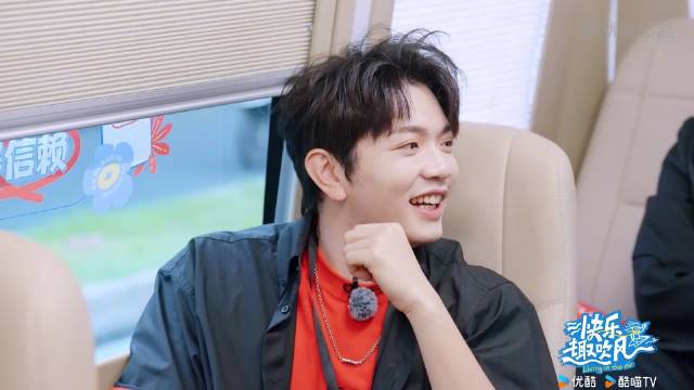 颜人中高中曾是篮球体育生，从球场得分后卫到舞台歌手