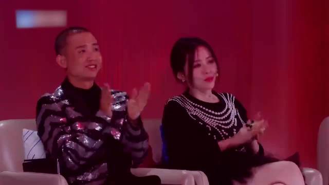 于文文弹唱太帅，颜值与才华集一身，容祖儿爱死了