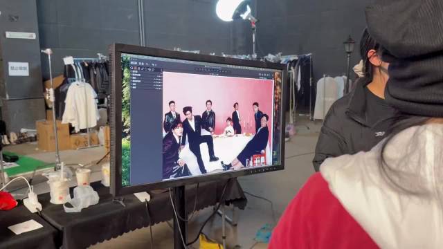 左凌峰拍摄毕业大片掀桌引笑料