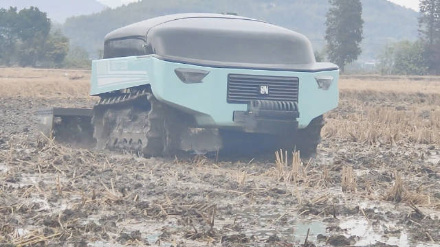 纯电动旋耕机水田作业八小时，每亩费用仅1元