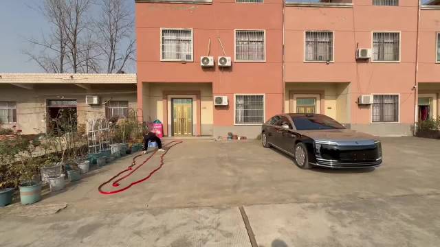 买新车放炮仗，这是哪里的习俗？ 离这么近，真不怕把车漆炸损伤嘛？